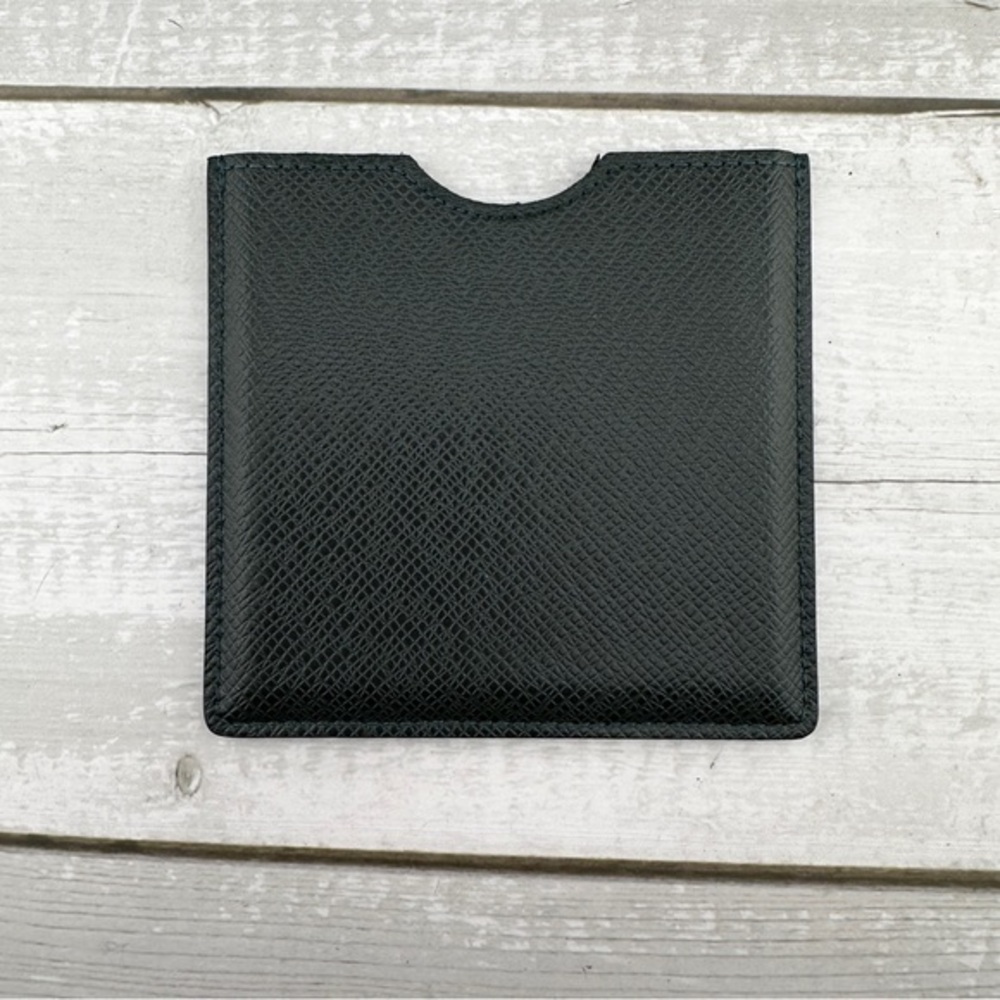 Excellent condition Authentic Louis Vuitton Taiga Leather Wallet. Green. - Picture 5 of 16